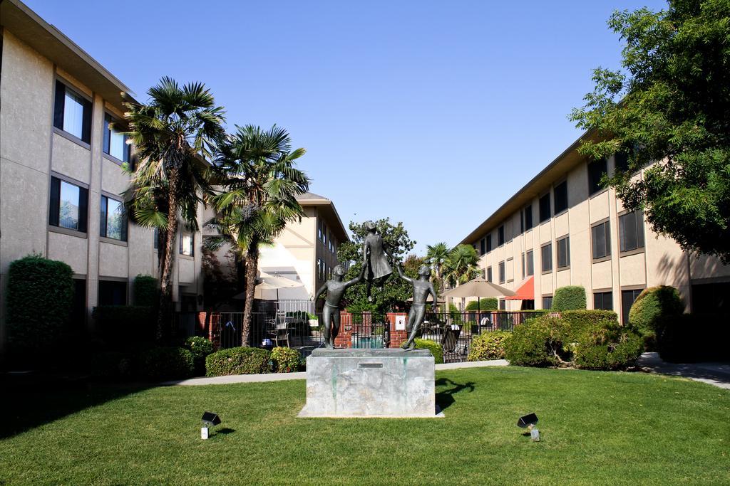 University Square Hotel Fresno Eksteriør billede